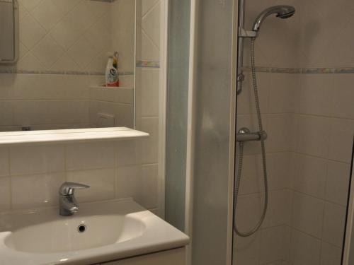 une salle de bain avec douche et lavabo dans l'établissement Studio chaleureux au cœur du village avec Multi Pass offert et balcon sud - FR-1-692-32, à La Chapelle-dʼAbondance