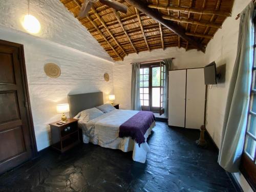 1 dormitorio con 1 cama en una habitación en Posada Morotí en Esquina