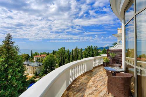 een balkon met uitzicht op de oceaan bij Ostrova Spa Hotel in Sotsji