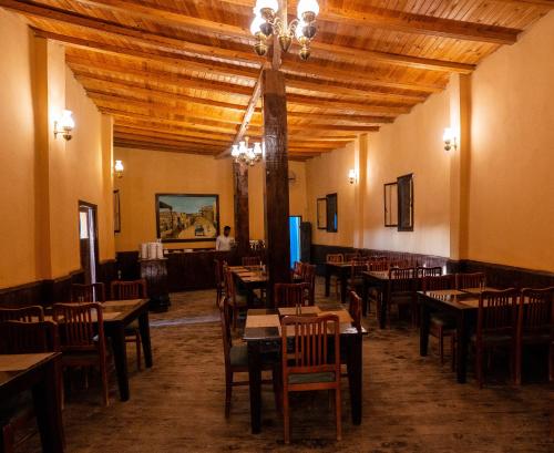 une salle à manger avec tables et chaises et un plafond dans l'établissement Dehiba Siwa Resort, à Siwa