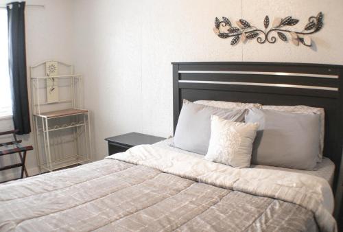 une chambre avec un grand lit avec des draps et des oreillers blancs dans l'établissement 2BR - Parking - 5 Min to North Shore!, à Pittsburgh