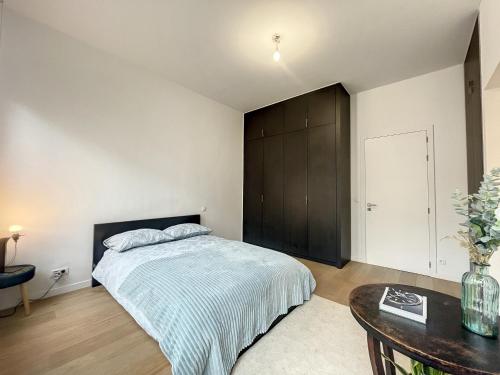 Giường trong phòng chung tại Cosy Apartment Brussels - Cinquantenaire