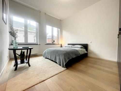 Giường trong phòng chung tại Cosy Apartment Brussels - Cinquantenaire