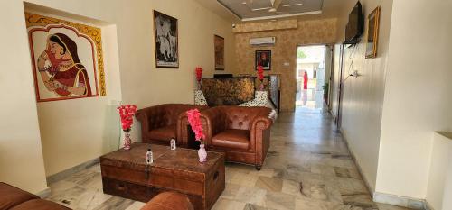 Sala de estar con 2 sofás y mesa en Jai hari vilas, en Jodhpur