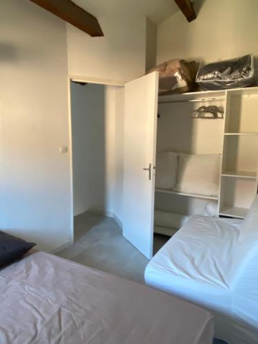 une chambre avec un lit et une porte ouverte dans l'établissement Argeles plage, à Argelès-sur-Mer