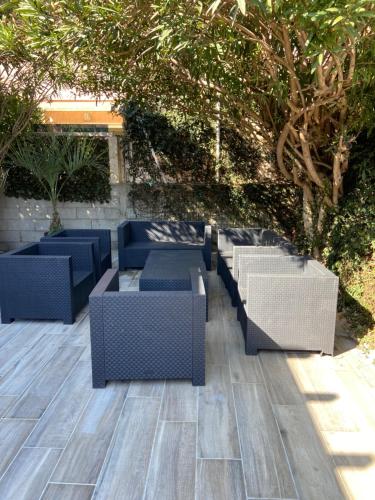 un groupe de chaises et de tables sur une terrasse dans l'établissement Argeles plage, à Argelès-sur-Mer