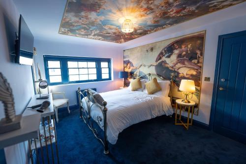 a bedroom with a painting on the ceiling at Kip 23 JJs Emsworth in Emsworth
