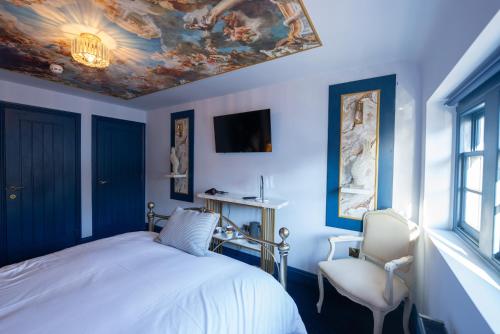 a bedroom with a bed and a ceiling with a painting at Kip 23 JJs Emsworth in Emsworth