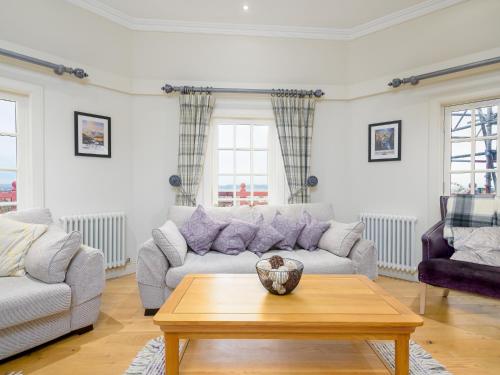 Afbeelding uit fotogalerij van Pass the Keys Historic Ramsay Garden Apt With Balcony Views in Edinburgh