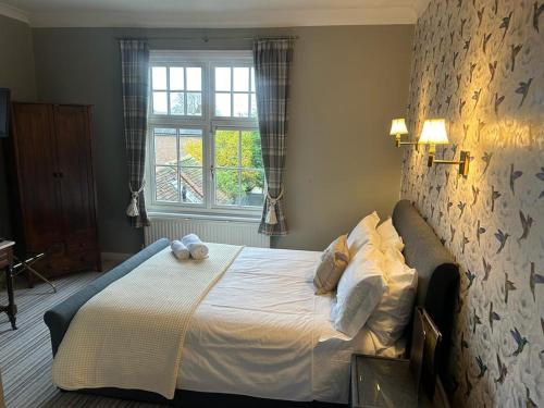 um quarto com uma cama com duas almofadas em The Ardingly Inn em Ardingly