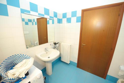 y baño con lavabo, aseo y espejo. en Appartamento Sant'Omobono, en Cremona