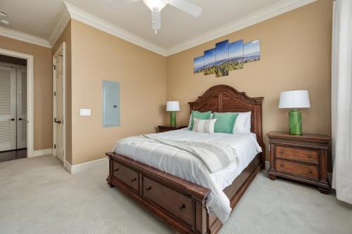 En eller flere senge i et værelse på Glamorous 1BR Condo 200ft to St. Thomas Hospital