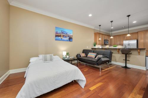 En eller flere senge i et værelse på Glamorous 1BR Condo 200ft to St. Thomas Hospital