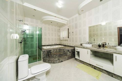 Un baño de Casa confortável e ampla com piscina e bilhar!