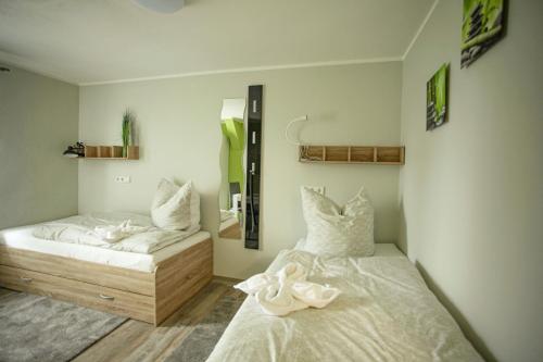 Sacher's Quartiere tesisinde bir odada yatak veya yataklar