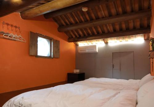Postel nebo postele na pokoji v ubytování Artistic Nest