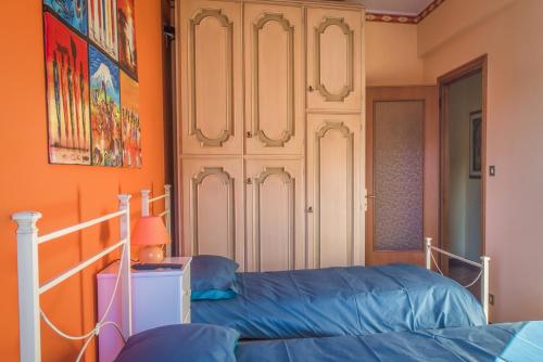 een slaapkamer met een bed en een muur met een kast bij [MARI E MONTI] Appartamento in centro in Rapallo