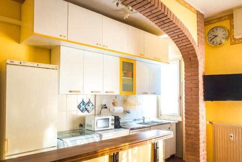 Dapur atau dapur kecil di [MARI E MONTI] Appartamento in centro