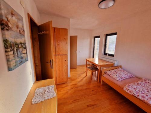 een kamer met een tafel, een bed en een bureau bij Snowman Apartments in Kupres