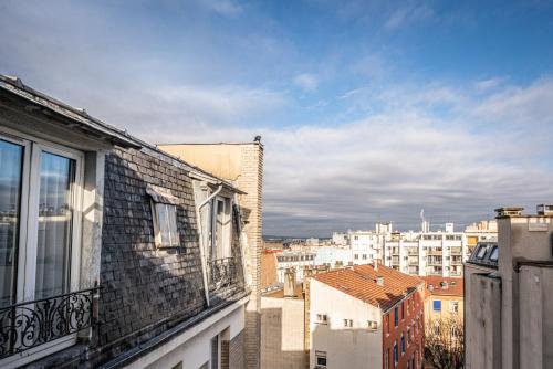 uma vista para a cidade a partir de uma varanda de um edifício em Hotel de Flore - Montmartre em Paris