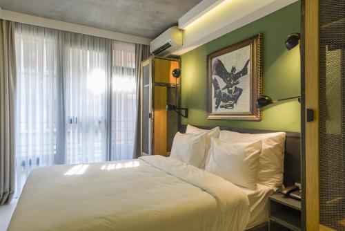 um quarto com uma cama branca e uma janela em Fitas Oda Beyoğlu em Istambul