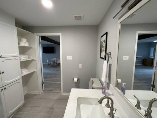 La salle de bains est pourvue d'un lavabo et d'un miroir. dans l'établissement Elegant 1 Bdr-Montrose_ Siena @The Italian Plaza, à Houston