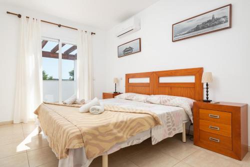 Un dormitorio con una cama grande y una ventana en SON GANXO UNO, en Cala Murada