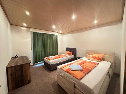 Zimmer mit 2 Betten und einem Tisch in der Unterkunft TM Hotel Westfalen in Lünen