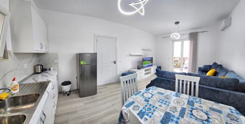 ティラナにあるSuper Apartmentのキッチン、リビングルーム(青いソファ付)