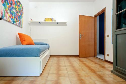 Katil atau katil-katil dalam bilik di Cozy Apartment 2minutes from the beach