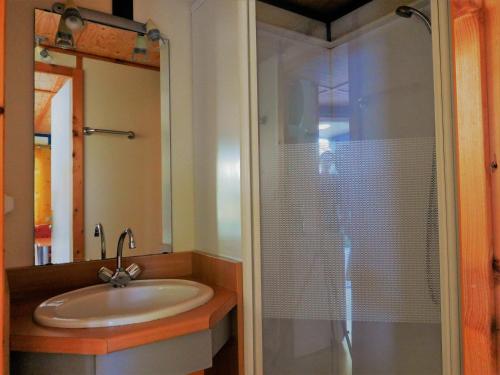 オリョンにあるOrbitur Ilha de Armonaのバスルーム(洗面台、ガラス張りのシャワー付)
