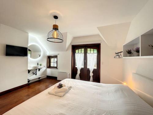een grote witte slaapkamer met een groot wit bed bij Maison Ker Armor - De Panne in De Panne
