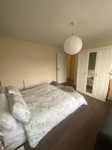 A bed or beds in a room at 2bed apartment free parking