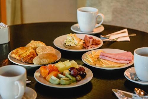 Comida en o cerca de este hotel