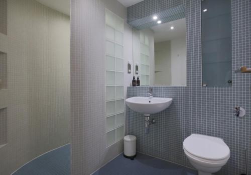 La salle de bains est pourvue de toilettes et d'un lavabo. dans l'établissement The East London Residence, à Édimbourg