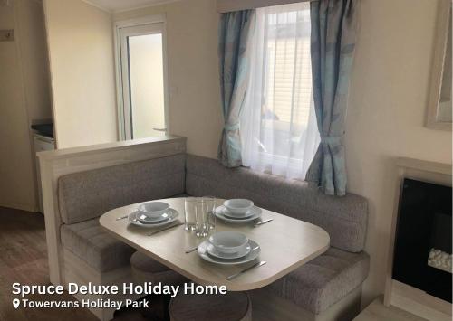 マーブルソープにあるSpruce Deluxe Holiday Homeのリビングルーム(テーブル、ソファ付)