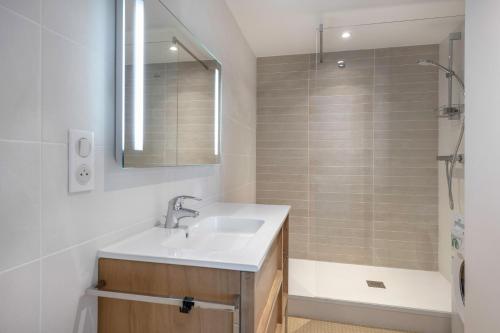 une salle de bain avec un lavabo et une douche dans l'établissement Vue sur la baie de la Baule !, à La Baule