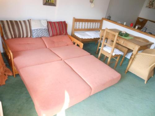 ein Wohnzimmer mit einem Sofa und einem Tisch in der Unterkunft Allgäustüble in Steibis