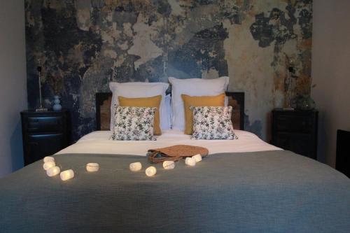 um quarto com uma cama com velas em La Catiniere em Arnage