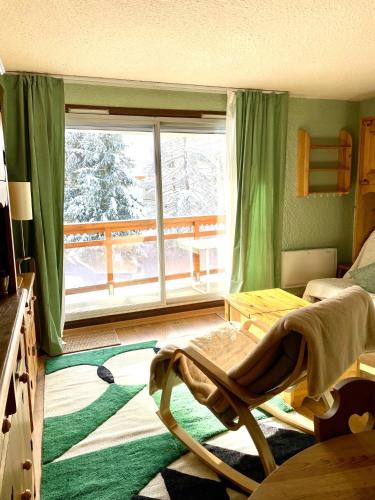Postel nebo postele na pokoji v ubytování Appartement T1 pour 5 aux 2 Alpes - Terrasse sur jardin, Wi-Fi, parking gratuit