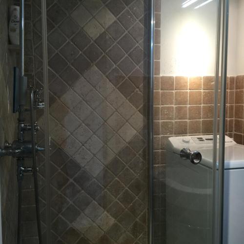 une salle de bain avec une douche avec un lavabo et des toilettes dans l'établissement Appartement F3 Vue mer Sainte-Maxime, à Sainte-Maxime