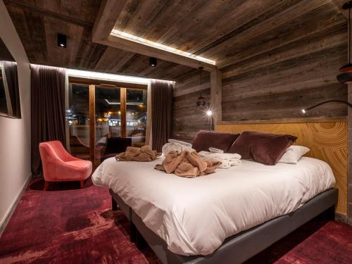 een slaapkamer met een bed met knuffels erop bij Chalet Avoriaz, 7 pièces, 14 personnes - FR-1-314-96 in Avoriaz