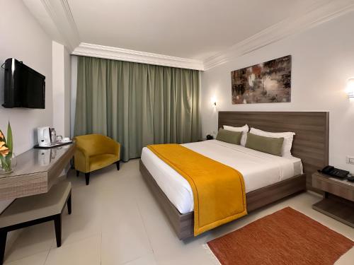 Cette chambre comprend un lit et un bureau. dans l'établissement El Oumara Hotel, à Tunis