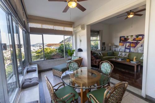 a living room with a glass table and chairs at Gerthrudes Bed & Breakfast in Rio de Janeiro