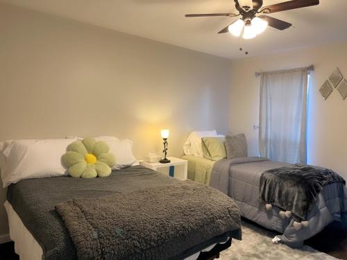 een slaapkamer met 2 bedden en een plafondventilator bij Mimosa Place Newly remodeled in 2023 in Rogers