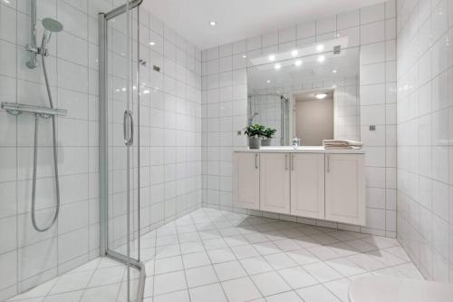 baño blanco con ducha y lavamanos en Leilighet i Stavanger, en Stavanger