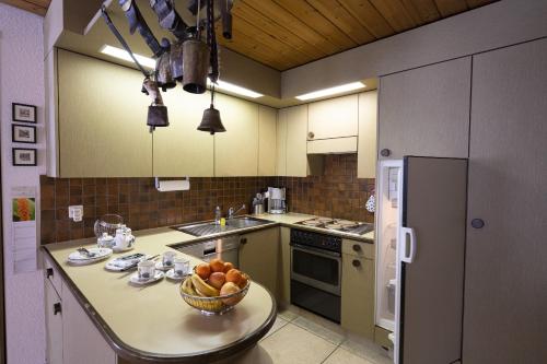 a kitchen with a bowl of fruit on a counter at Chasa Serras - Döpper in Scuol