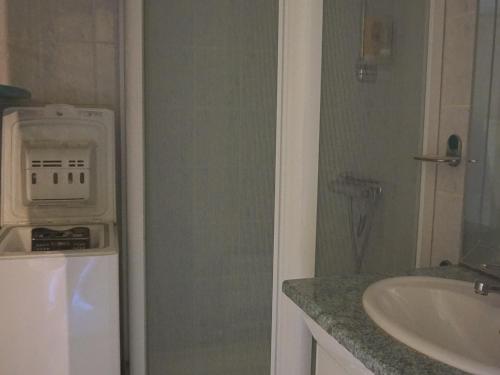 un bagno con lavandino e frigorifero accanto a un lavandino di Appartement Autrans-Méaudre en Vercors-Autrans, 2 pièces, 5 personnes - FR-1-737-34 ad Autrans