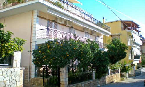 un naranjo frente a un edificio en Villa Maria, en Parga