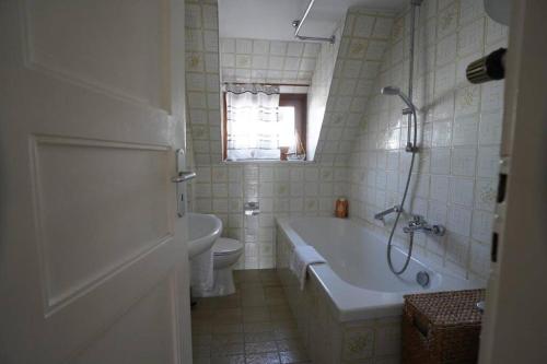 a bathroom with a tub and a toilet and a sink at City- Wohnung in Top Lage in Ingolstadt